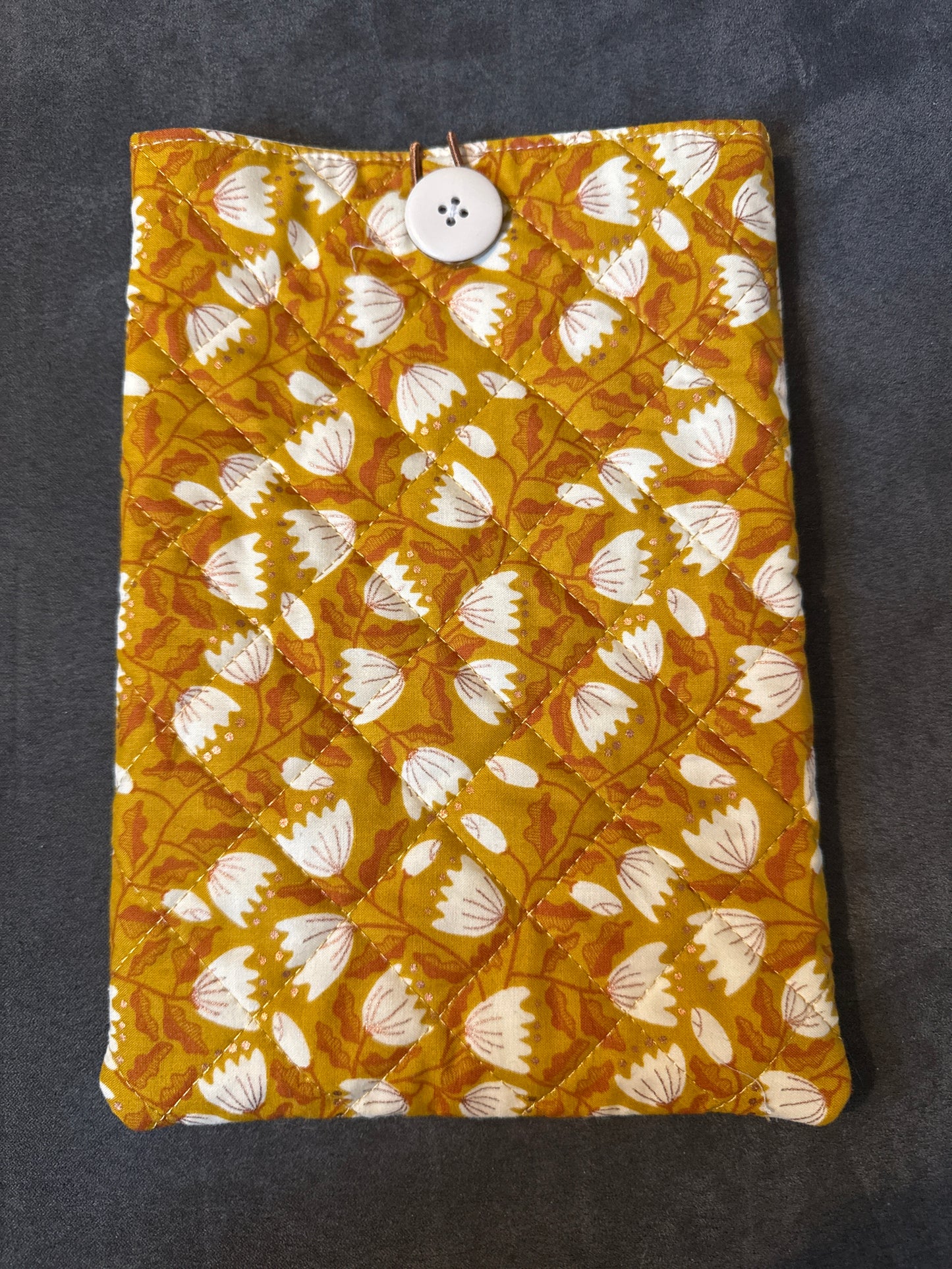 Book sleeve - quilted with pocket
