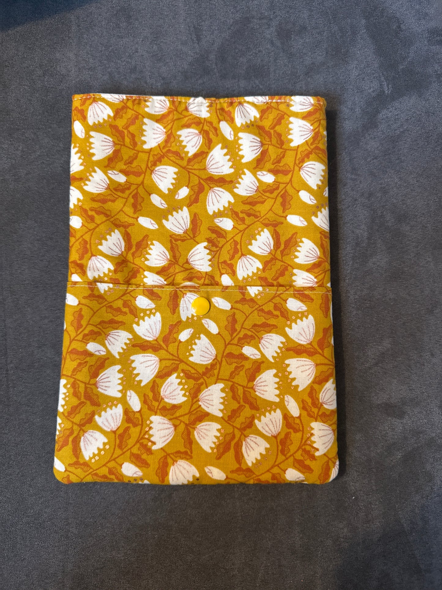 Book sleeve - quilted with pocket